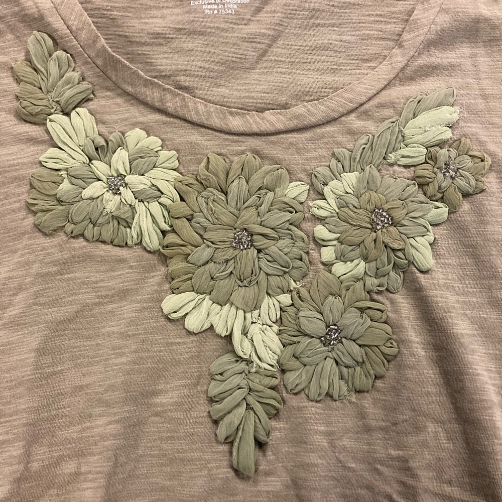 💛TODAY***$12***Willi Smith decorative 100% cotton tee shirt w/floral appliqués.